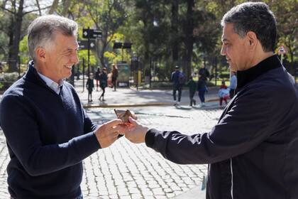 Mauricio Macri y su primo, Jorge, durante una actividad de campaña en Belgrano