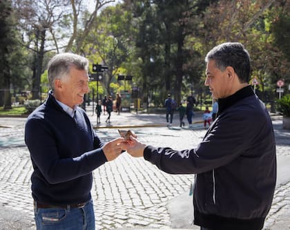 Mauricio Macri y su primo, Jorge, durante una actividad de campaña en Belgrano
