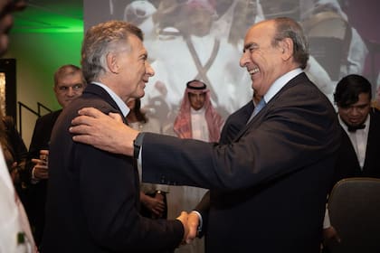 Mauricio Macri y su reciente saludo con Guillermo Francos. El expresidente reclama más diálogo del Gobierno