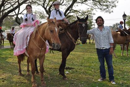 Mauricio Pineda con sus hijos Malena y Luca en Corrientes