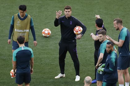Una imagen que ya es del pasado: entrenando a los jugadores de Tottenham.