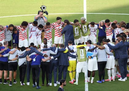 Mauricio Pochettino celebra la victoria con sus jugadores