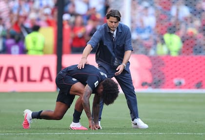 Mauricio Pochettino consuela a Chris Richard tras la eliminación de Estados Unidos, que cayó 4-1 ante Bélgica