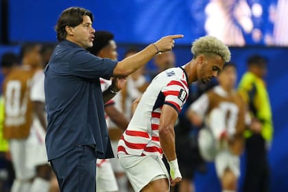 Mauricio Pochettino da indicaciones cerca deAntonee Robinson: el DT argentino de Estados Unidos generó una revolución tras el primer triunfo de su equipo