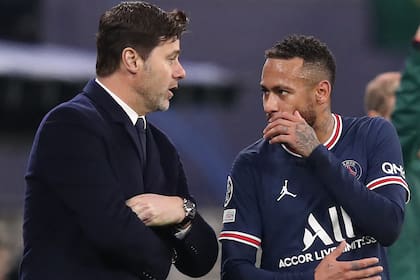 Mauricio Pochettino, DT de Paris Saint-Germain, charla con Neymar. (Photo by Ronny HARTMANN / AFP)