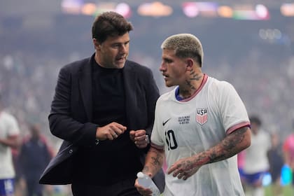Mauricio Pochettino, el entrenador de Estados Unidos, charla con el volante Diego Luna durante la final de la Copa Oro contra México, el 6 de julio de 2025, en Houston.