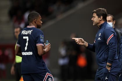 Mauricio Pochettino, entrenador del PSG, le da indicaciones a Kylian Mbappé durante el partido de la Ligue 1 ante Reims