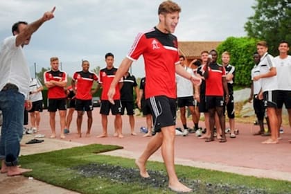 Mauricio Pochettino, hizo caminar a sus jugadores sobre las brasas, cuando fué entrenador del Southampton