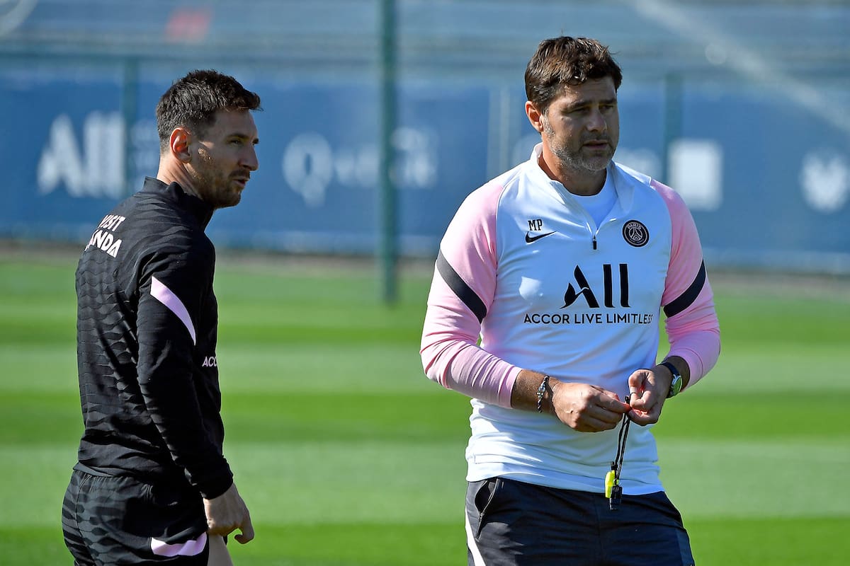 Mauricio Pochettino junto a Lionel Messi, durante un entrenamiento en el ciclo que ambos compartieron en PSG