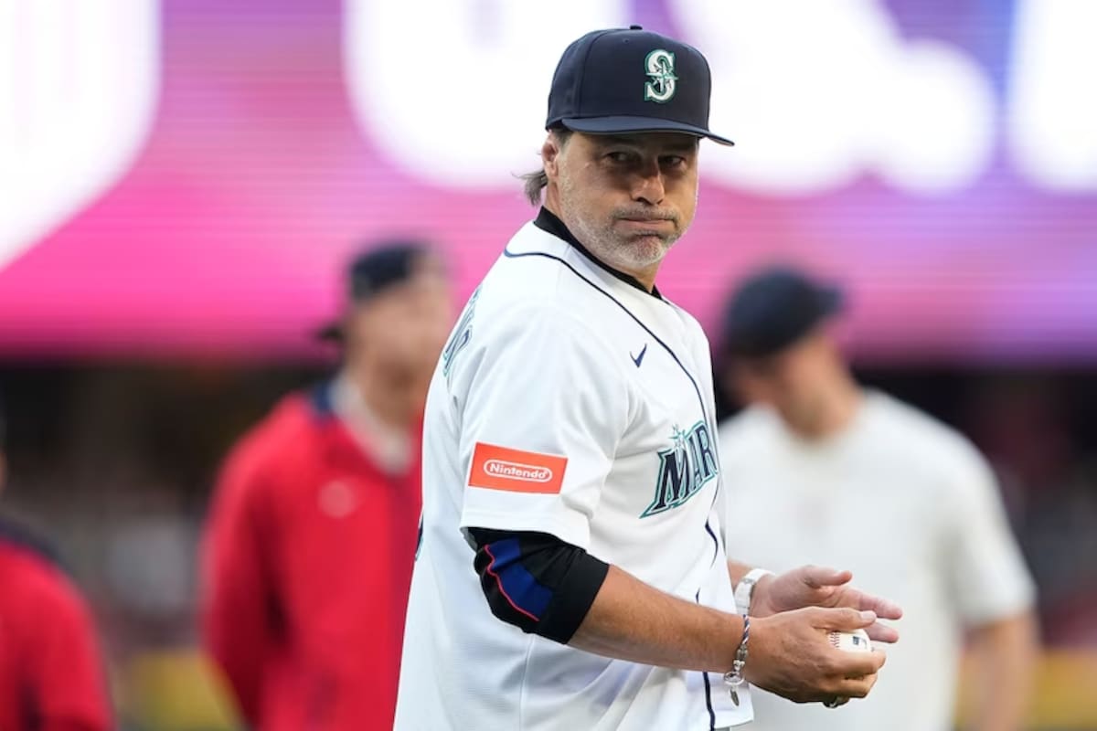Mauricio Pochettino lanzó la primera bola en el juego de los Seattle Mariners y los Toronto Blue Jays en Seattle. (AP Photo/Lindsey Wasson)