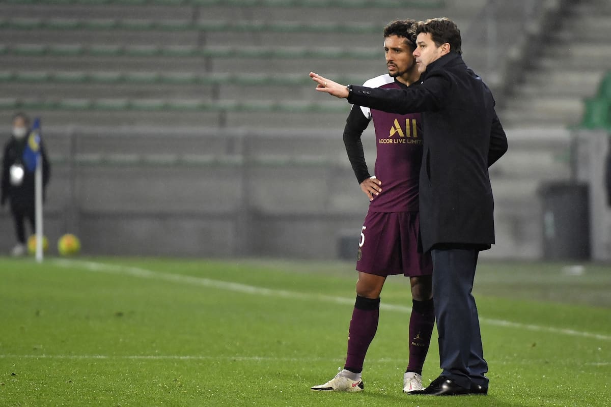 Mauricio Pochettino le da indicaciones al defensor brasileño Marquinhos.