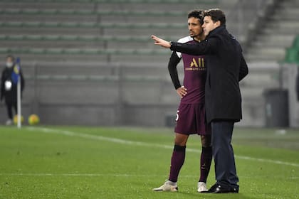 Mauricio Pochettino habla con Marquinhos, capitán de PSG, durante el partido con Saint Etienne, por la Liga de Francia. Fue el debut del entrenador argentino como entrenador del conjunto parisino.