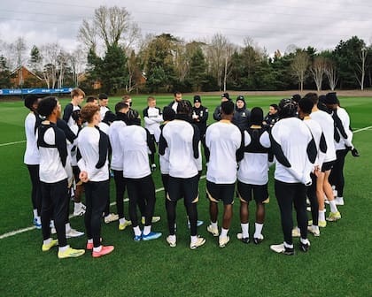 Mauricio Pochettino les habla a los jugadores de Chelsea, en un entrenamiento