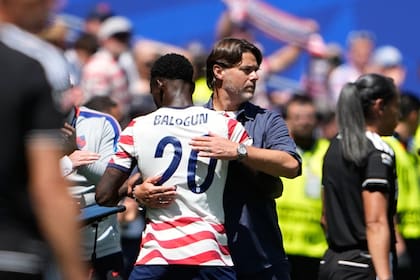 Mauricio Pochettino y el abrazo con Balogun, que fue indultado para jugar ante Bélgica, después de haber sido suspendido; una polémica decisión avalada por Trump