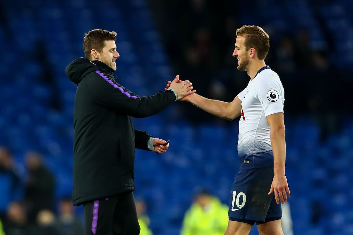 Mauricio Pochettino y Harry Kane, DT y jugador de Tottenham Hotspur, durante el partido de la Premier League ante el Everton; tuvieron una excelente sintonía en el club londinense