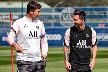 Mauricio Pochettino y Lionel Messi, juntos en el PSG; este lunes conocerán el próximo rival de la Champions League