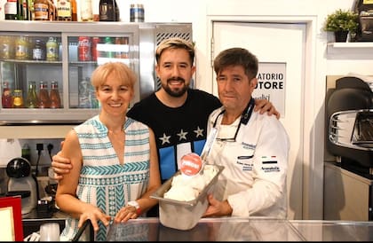 Mauricio posa junto a sus padres, Angela Lisi y Rubén Rapallo.