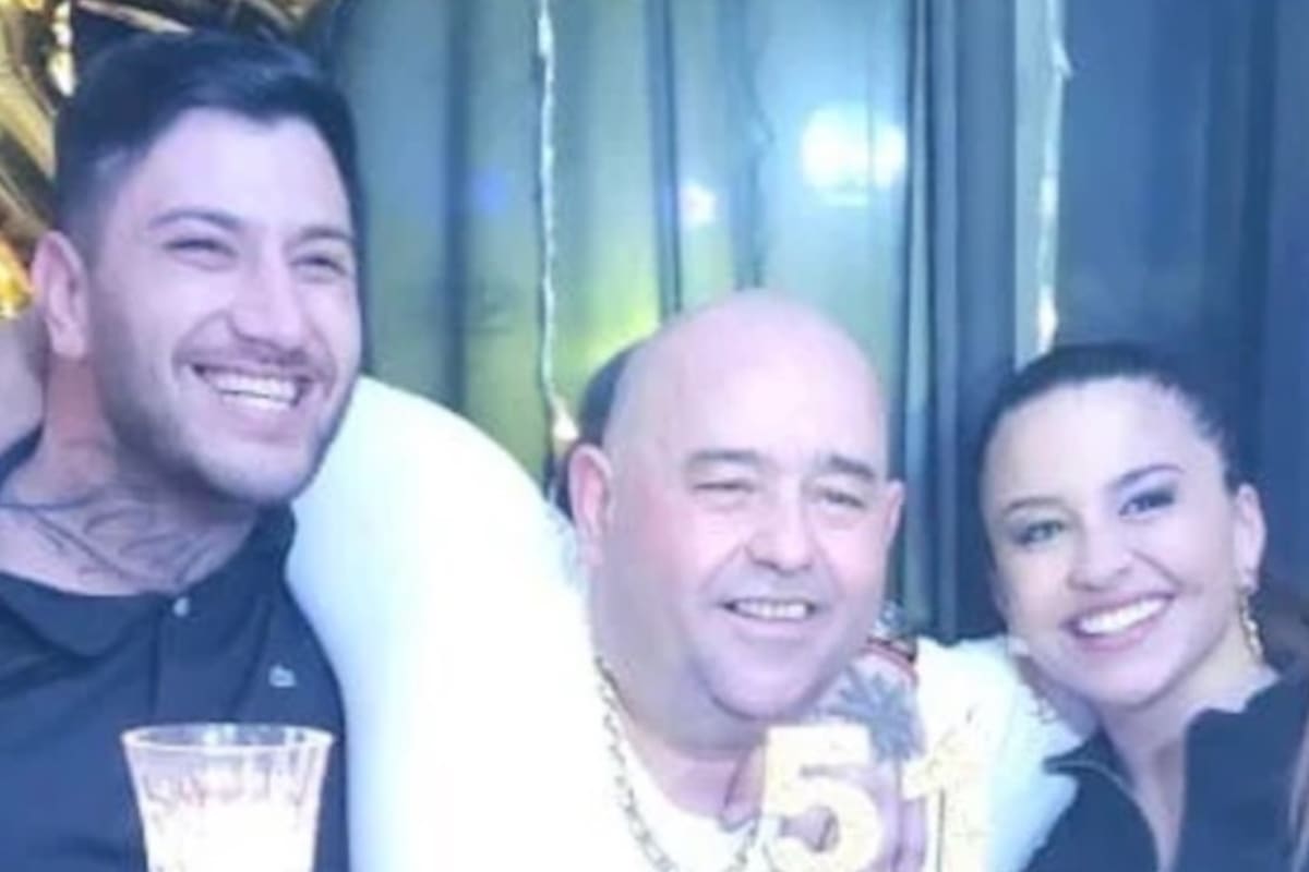 Mauricio Ríos, el sindicado "usurpador de Cariló", en su cumpleaños 51, flanqueado por Romina García -hija de Rudy Ulloa, exchofer de Néstor Kirchner- y el rugbier tucumano Juan Jesús Piero Pinna