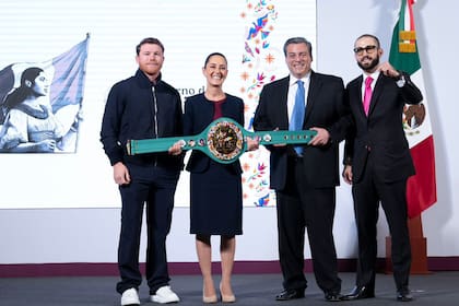 Mauricio Sulaimán, con Canelo Alvarez y la presidente de México, Claudia Sheinbaum