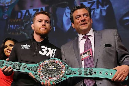 Mauricio Sulaimán, presidente del CMB (aquí, con Canelo), celebró el ingreso de nuevos personajes al mundo del boxeo