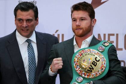Mauricio Sulaimán, presidente del CMB, con Canelo Alvarez