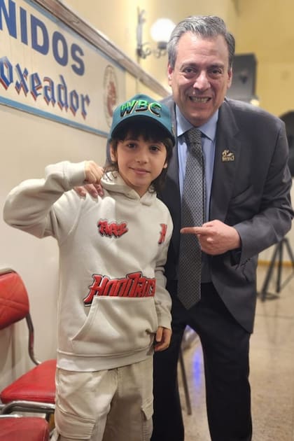 Mauricio Sulaimán y Ciro "El Búho" Cairo, youtuber boxeador infantil