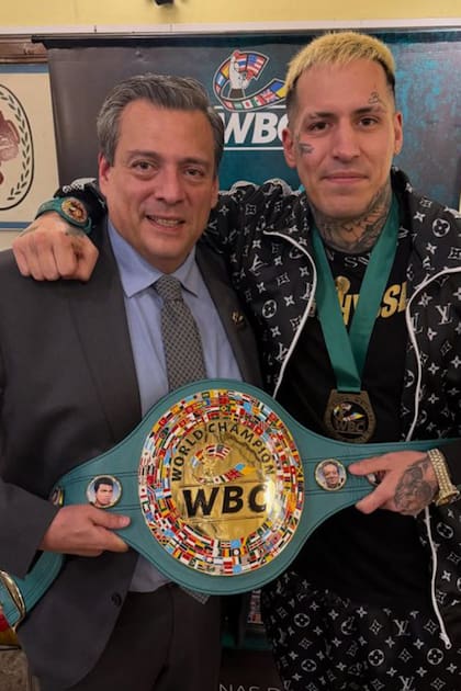Mauricio Sulaimán y Ezequiel Matthysse, ex campeón y hoy rapero