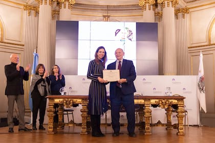 Mauricio Wainrot recibe de la legisladora Manuela Thourte el diploma que lo declara Personalidad Destacada de la Cultura en la Legislatura porteña