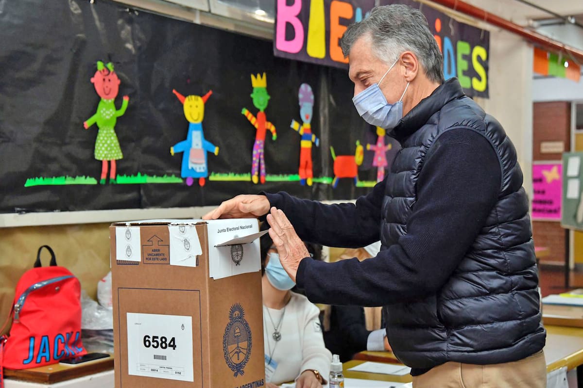 Mauricoio Macri votó en la escuela 16 Wenceslao Posse