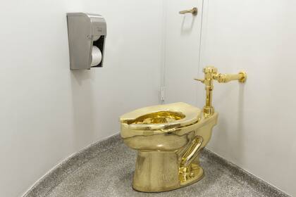 Maurizio Cattalan exhibió recientemente un inodoro dorado en el Guggenheim de Nueva York