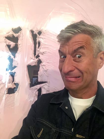 Cattelan con una obra de Lucio Fontana en el Malba, durante su visita a Buenos Aires en 2018