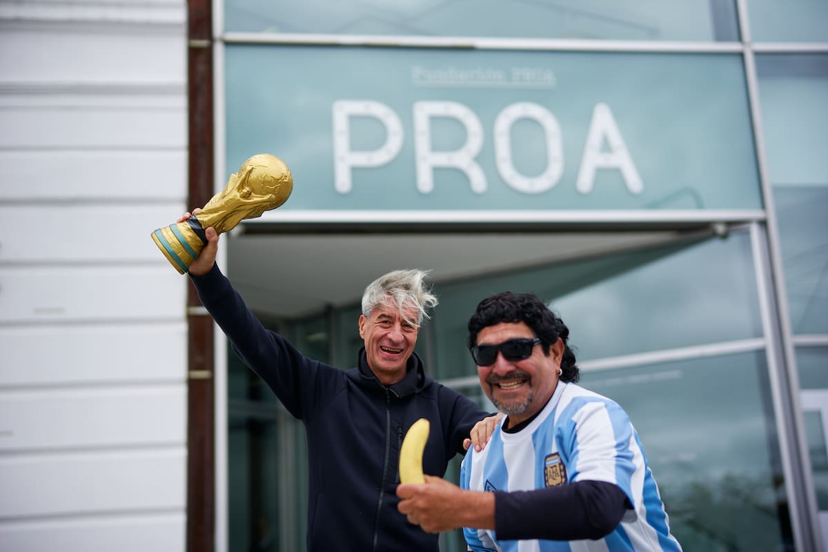 Maurizio Cattelan en Fundación Proa, con un doble de Diego Maradona