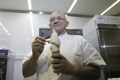 Maurizio Profumo, con su helado de albahaca, lima y mate