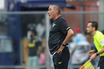 Maurizio Sarri, al borde del campo de juego, dando indicaciones(Antonio Saia/LaPresse via AP)