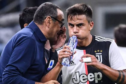Maurizio Sarri, DT de Juventus, dijo en la previa del partido con Milan, por la Copa Italia: "Dybala es un jugador fenomenal, es un crack, aunque tácticamente es difícil hacerlo coexistir con Cristiano Ronaldo".