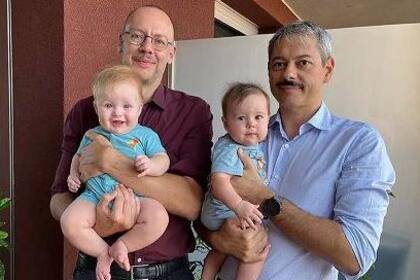 Maurizio y Mauro llevan 20 años juntos y tuvieron gemelos gracias a una gestación subrogada