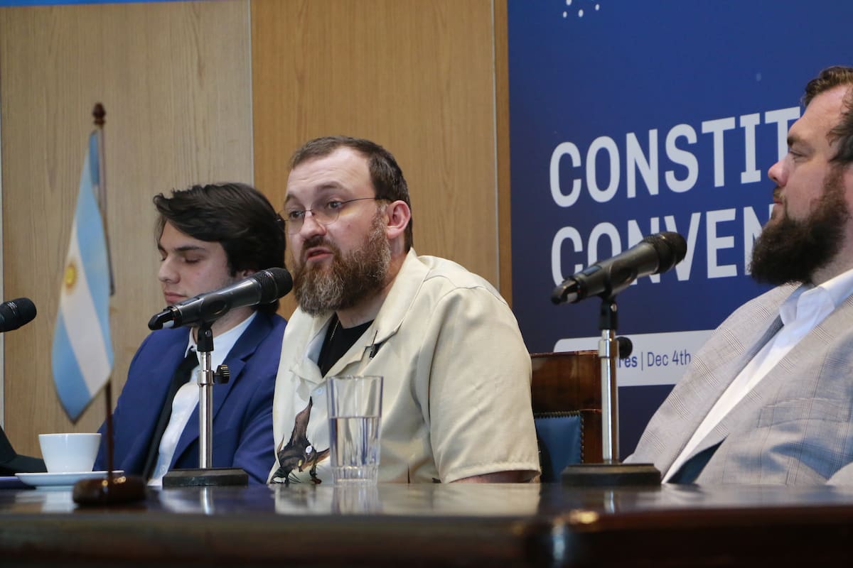 Mauro Andreoli, embajador de Cardano; Charles Hoskinson, fundador de Cardano; y Adam Rusch, miembro de comité de la Intersect, durante la convención de Cardano realizada en Buenos Aires