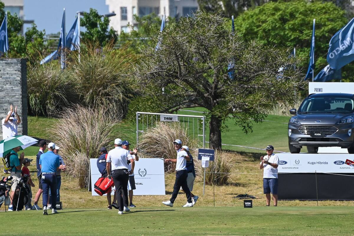 Mauro Báez hizo hoyo en 1 en el par 3 del 16 de Nordelta GC en donde está en juego el Ford Kuga HEV