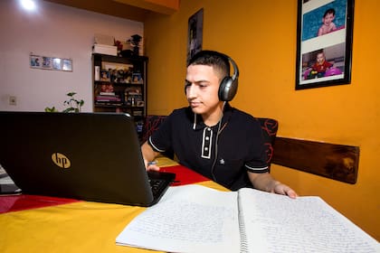 Bareiro se conecta a las clases con una computadora que era de su tío y que él mismo acondicionó