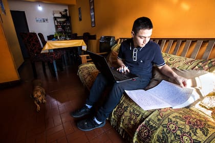Mauro Bareiro estudia para sus clases