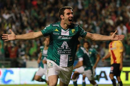Mauro Boselli festeja un gol con Club León