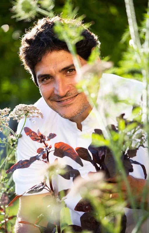 Mauro Colagreco en el jardín de Mirazur, elegido mejor restaurante del mundo en 2019.