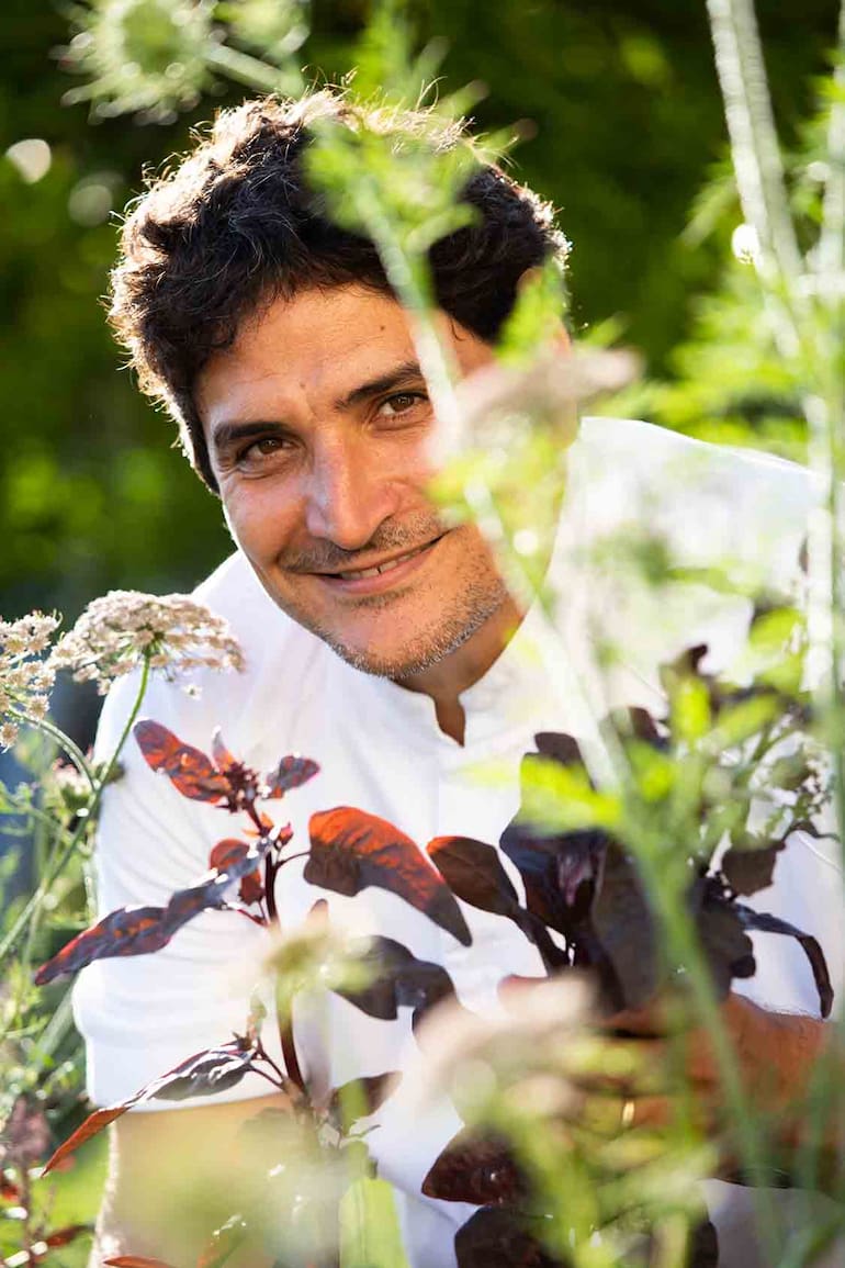 Mauro Colagreco en el jardín de Mirazur, elegido mejor restaurante del mundo en 2019.