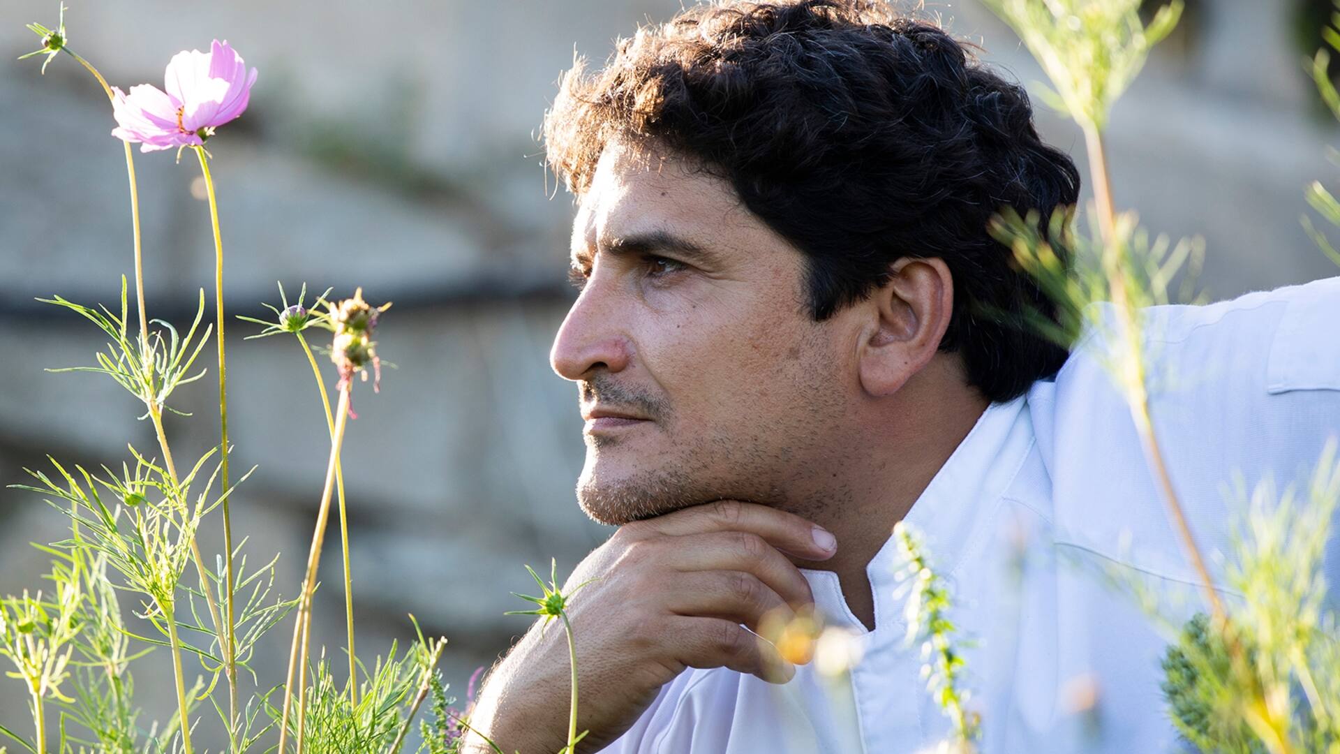 Mauro Colagreco en el jardín de Mirazur, elegido mejor restaurante del mundo en 2019.