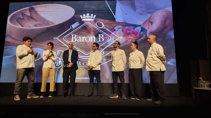 Mauro Colagreco, Manu Buffara y Pablo Rivero, integrantes del jurado, junto a los finalistas