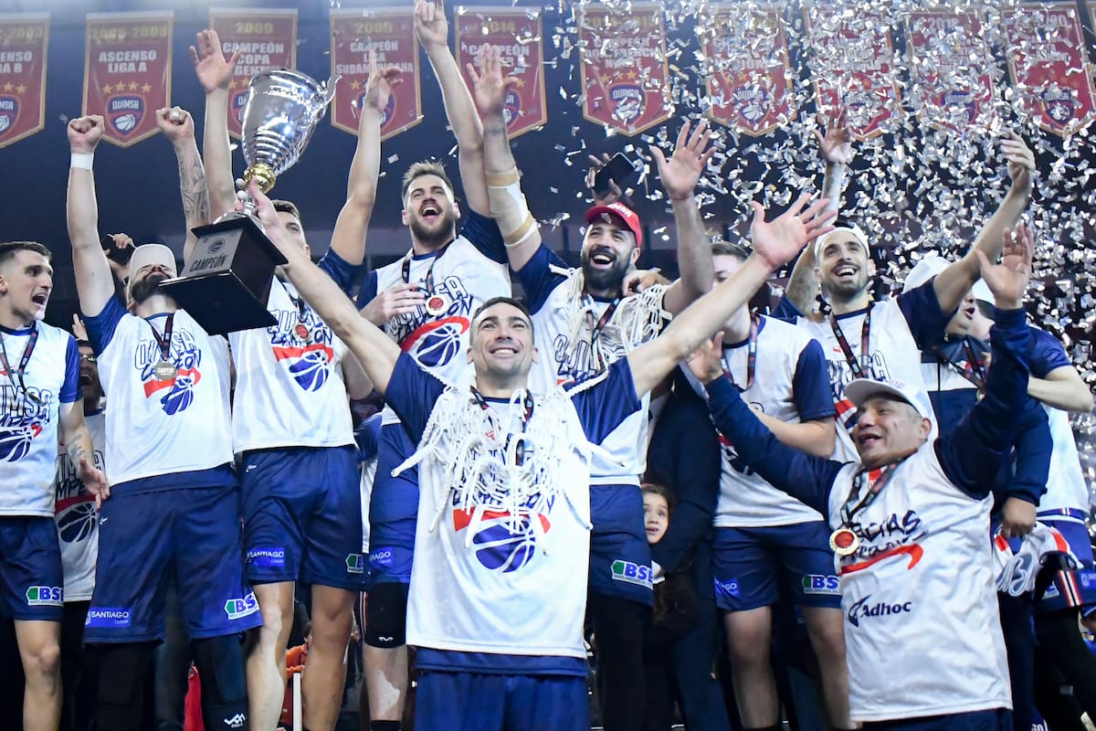 Mauro Cosolito, capitán de Quimsa, alzó el trofeo de campeón de la Liga Nacional de Básquet en el estadio Ciudad