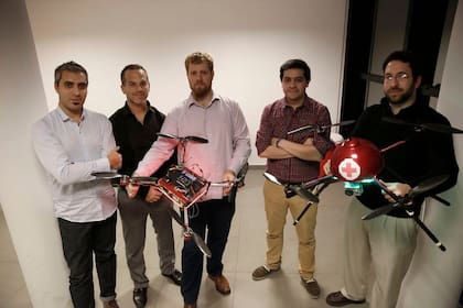 Mauro García Aurelia, Fernando Lipovetsky, Augusto Chesini, Diego Pereyra, y Kevin Dagostino con los prototipos de los drones para médicos