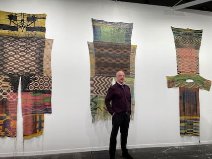 Mauro Herlitzka con obras del colectivo Tsufwelej, integrado por Fidela Flores, Candelaria Aaset y Martín Churba, exhibidas en ARCO