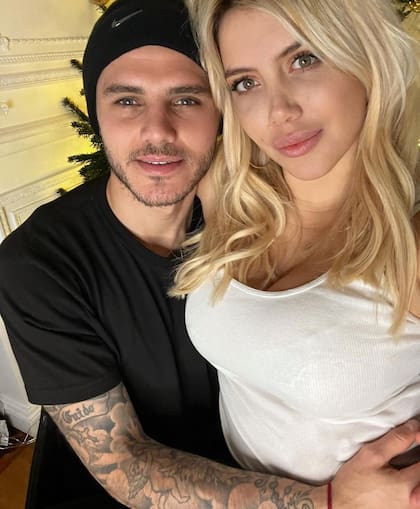 Mauro Icardi abrazando a Wanda Nara mientras ella hacía una selfie (Crédito: Instagram/@mauroicardi)