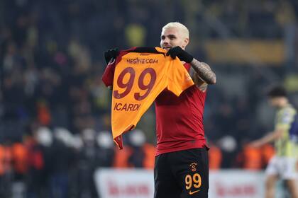 Mauro Icardi festeja su gol para Galatasaray frente a la hinchada de Fenerbahce